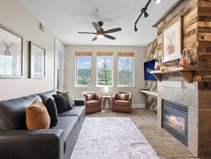 Smart TV, fireplace