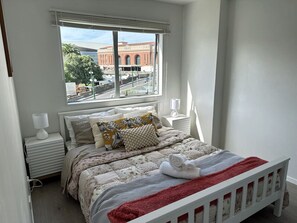3 bedrooms, desk, iron/ironing board, travel crib - Impecable 3 bdr-2 bath -Free Carpark and pool (Auckland)