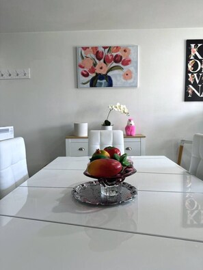 Dining - Impecable 3 bdr-2 bath -Free Carpark and pool (Auckland)