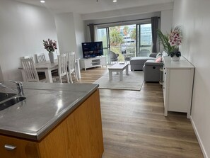 Smart TV, books - Penthouse Perfection 3 bd, 2 bth-free carpark and pool (Auckland)