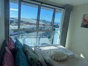 2 bedrooms, desk, iron/ironing board, travel cot - Luxury Penthouse-2 carparks-Tennis court (Auckland)
