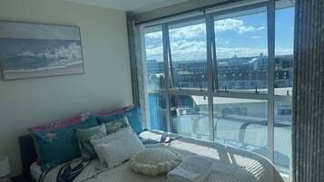 2 chambres, bureau, fer et planche Ă repasser, lit parapluie