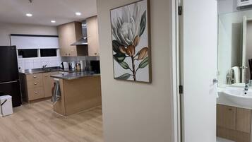 Een koelkast, een microgolfoven, een oven, een kookplaat