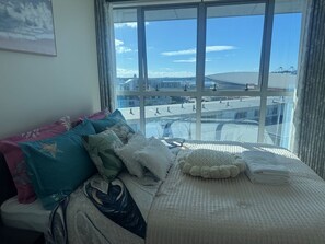 2 habitaciones, escritorio y tabla de planchar con plancha 