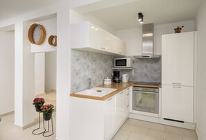 Fridge, microwave, oven, stovetop - Villa Drdanić (Istria - Krnica) (Krnica)