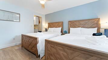 1 habitación, tabla de planchar con plancha y cuna de viaje
