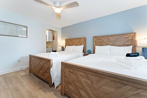 1 chambre, fer et planche à repasser, lit de bébé portatif