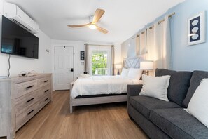 1 bedroom, iron/ironing board, travel cot, free WiFi - Walk to Beach & Pier | 1BR Suite with Pool & Kitchenette (Old Orchard Beach)