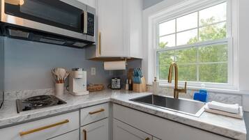 Réfrigérateur, micro-ondes, plaque de cuisson, cafetière/bouilloire