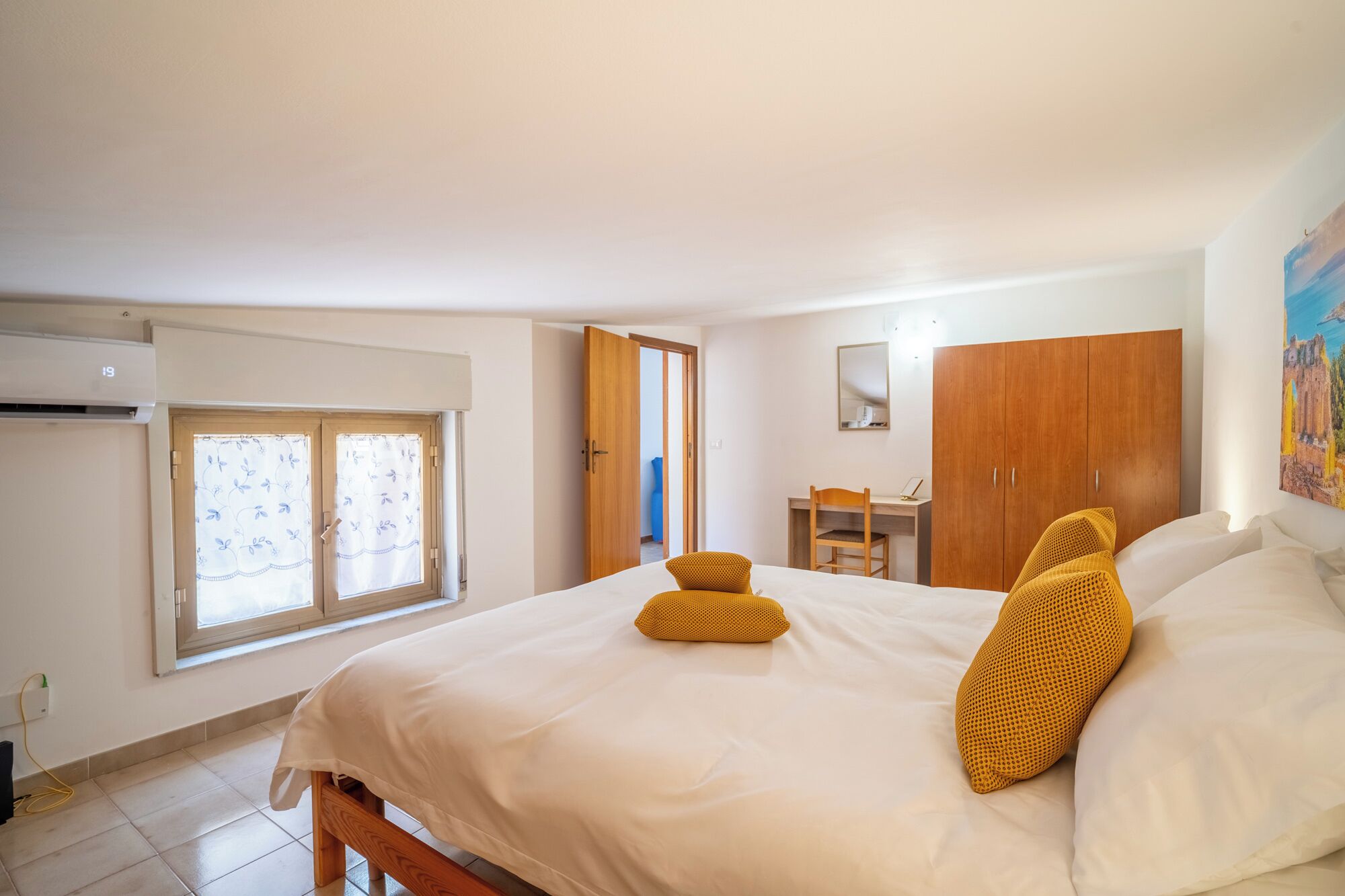 Une chambre à coucher avec un lit, un bureau et une armoire.