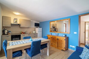 Fridge, oven, stovetop, coffee/tea maker