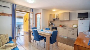 Une cuisine moderne avec des meubles en bois, un four encastré et un réfrigérateur.