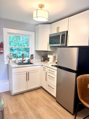 Kühlschrank, Mikrowelle, Herdplatte, Wasserkocher mit Kaffee-/Teezubehör