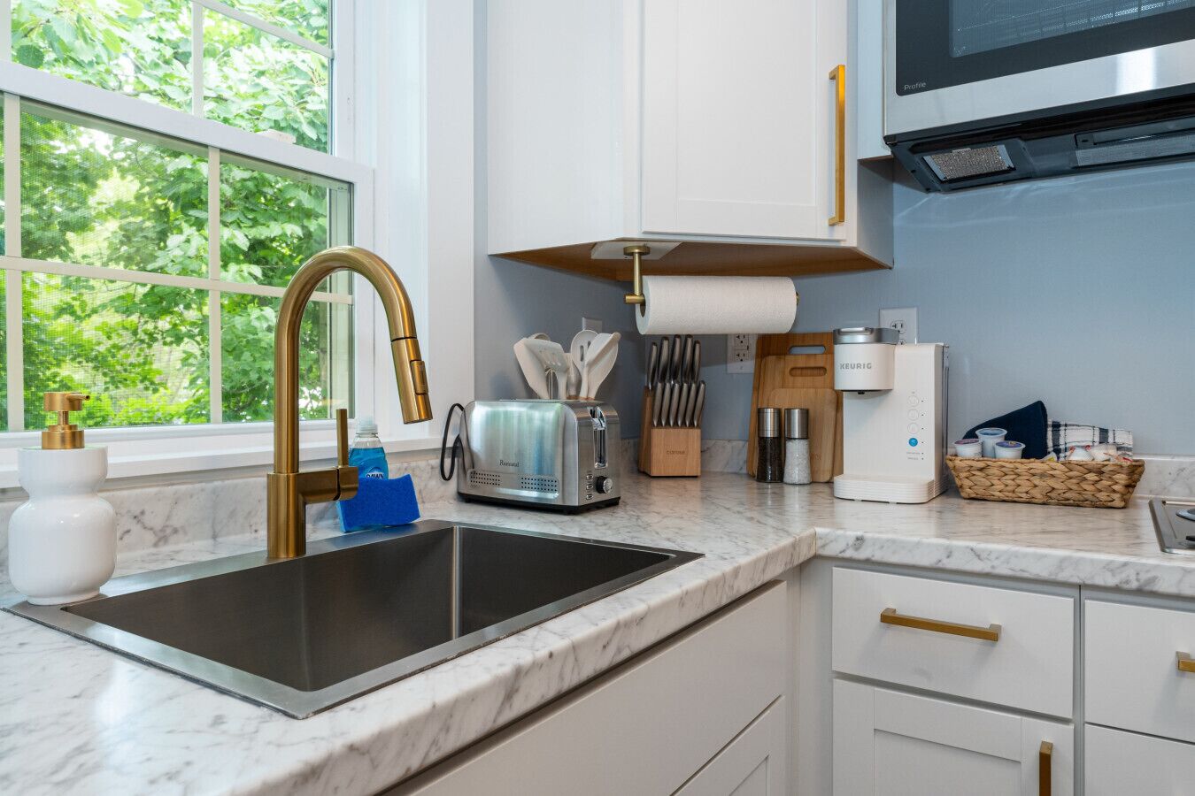 Coffee/tea maker, fridge, microwave, stovetop