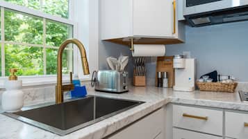 Coffee/tea maker, fridge, microwave, stovetop