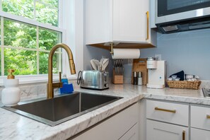 Kjøleskap, mikrobølgeovn, kokeplater og kaffetrakter/tekoker