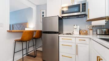 Réfrigérateur, micro-ondes, plaque de cuisson, cafetière/bouilloire