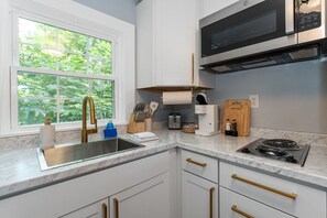 Kühlschrank, Mikrowelle, Herdplatte, Wasserkocher mit Kaffee-/Teezubehör