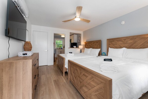 1 chambre, fer et planche à repasser, lit de bébé portatif