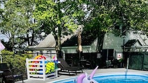 Ein Schwimmbecken mit Schwimmreifen, darunter ein Einhorn und ein Streifenring.