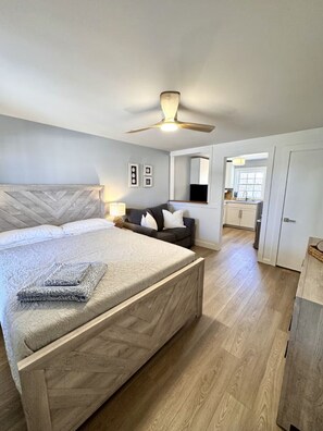 2 chambres, fer et planche à repasser, lit de bébé portatif