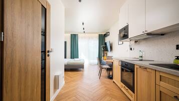 Geladeira, micro-ondas, fogão, cooktop