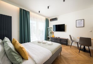Iron/ironing board, WiFi, bed sheets