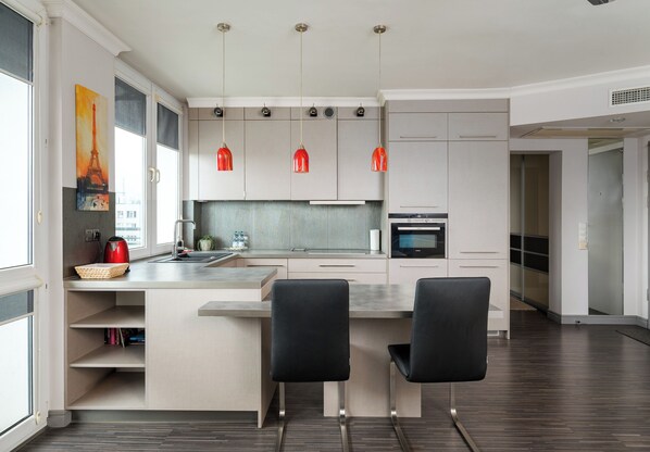 Fridge, oven, stovetop, dishwasher