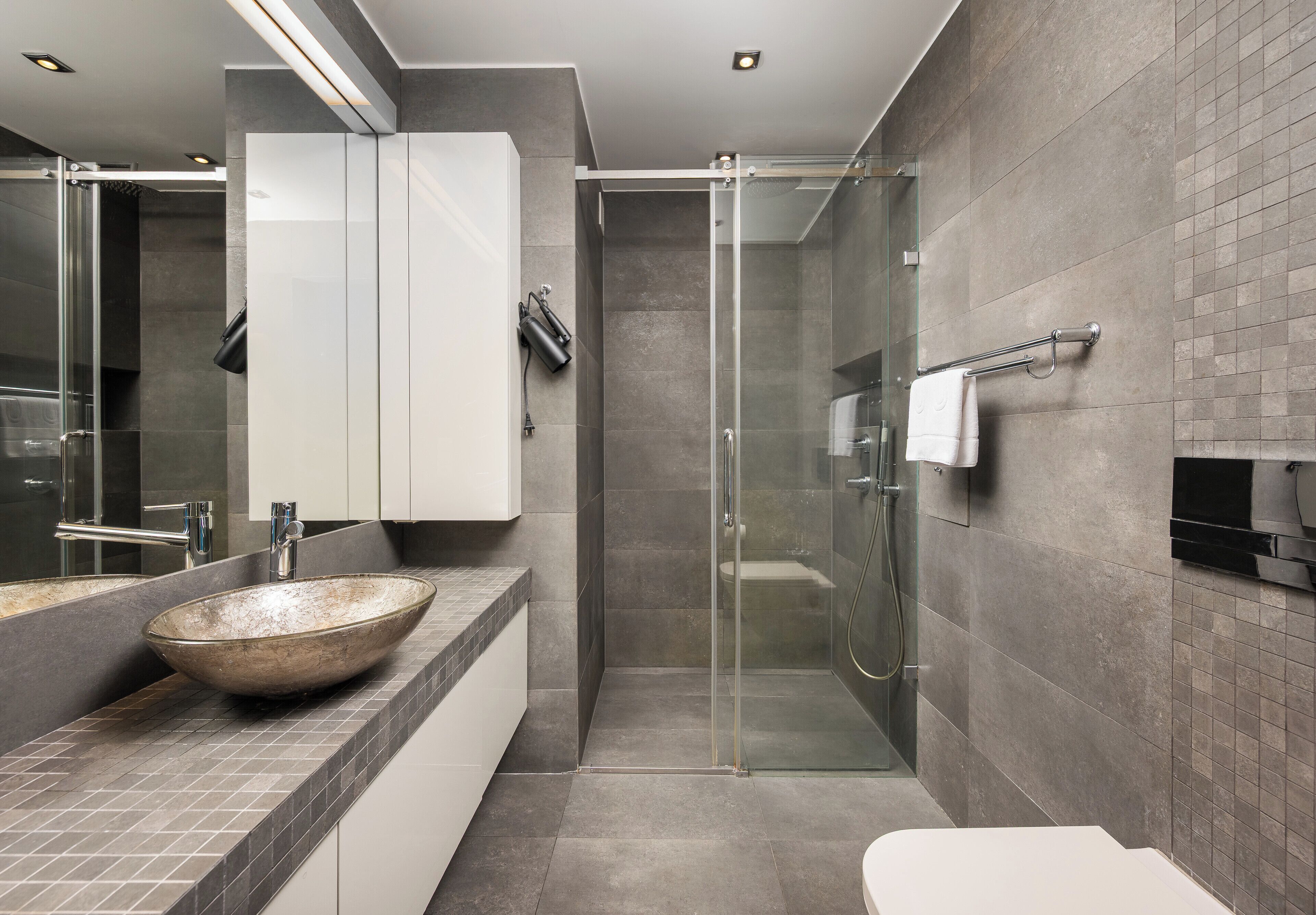 Douche, séchoir à cheveux, serviettes fournies, savon