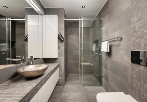 Dutxa, assecador de cabells, tovalloles i sabó 