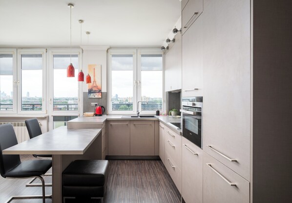 Fridge, oven, stovetop, dishwasher