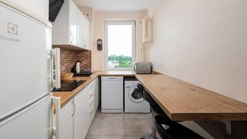 Kjøleskap, mikrobølgeovn, kokeplater og oppvaskmaskin