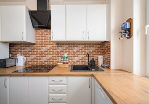 Køleskab, mikrobølgeovn, kogeplade, opvaskemaskine