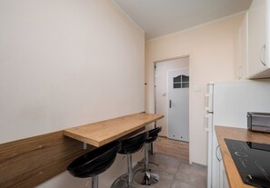 Fridge, microwave, stovetop, dishwasher