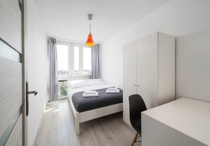 Tabla de planchar con plancha, wifi, ropa de cama