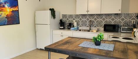 Een microgolfoven, een oven, een kookplaat