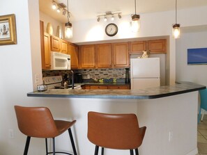 Horno, parrilla de estufa y máquina de hielo 