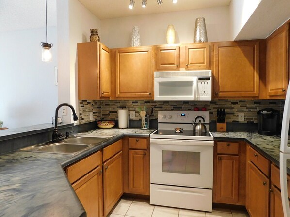 Four, plaque de cuisson, distributeur de glaçons