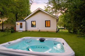 Outdoor spa tub - Game Room/HotTub/Gym/Theater/Pet-Friendly/Sleeps14 (Indianapolis)