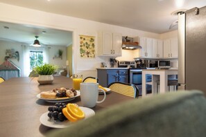 Dining - Game Room/HotTub/Gym/Theater/Pet-Friendly/Sleeps14 (Indianapolis)