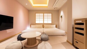 Tweepersoonskamer in Japanse stijl met 2 eenpersoonsbedden | Donsdekens, een kluis op de kamer, een bureau, verduisterende gordijnen