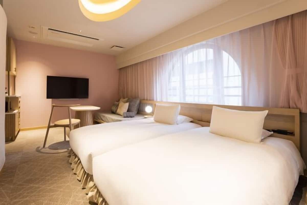 Down comforters, in-room safe, desk, blackout drapes