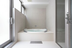 Ducha y bañera combinadas y bañera de hidromasaje
