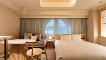 Quarto casal econômico | Edredons de pluma, cofres nos quartos, escrivaninha, cortinas blackout