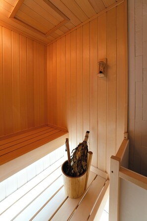 Combined shower/bathtub, jetted bath, free toiletries, hair dryer