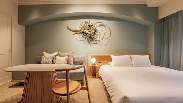 Royal Room | Down comforters, in-room safe, desk, blackout drapes
