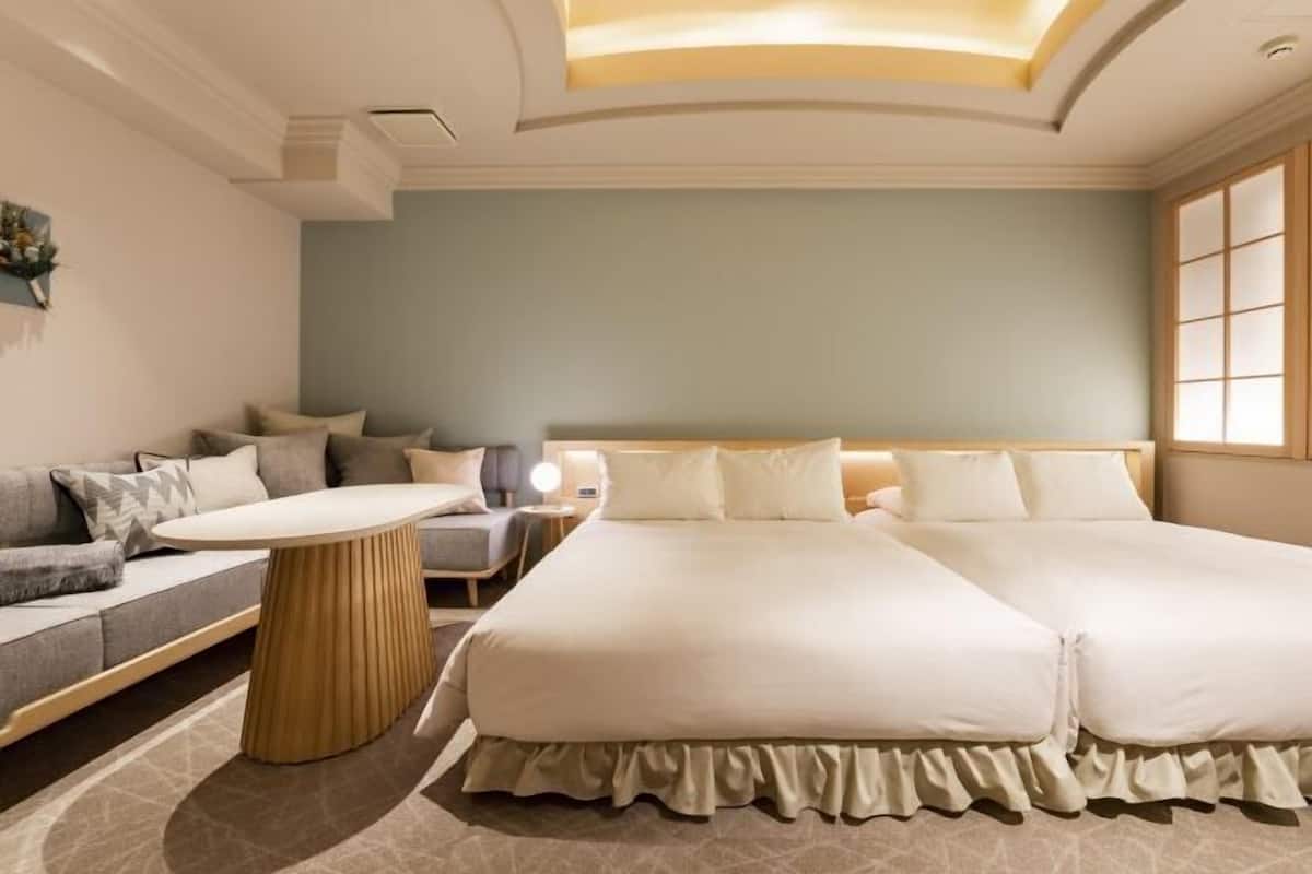 Down comforters, in-room safe, desk, blackout drapes