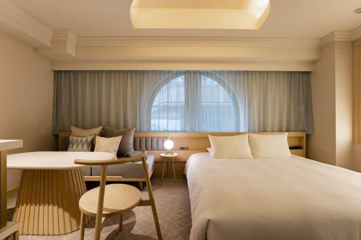 Down comforters, in-room safe, desk, blackout drapes