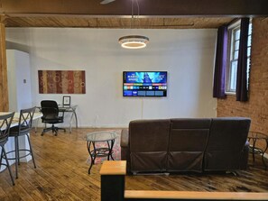 Smart TV, fireplace, books, offices