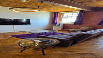 Smart TV, chimenea, libros y oficina